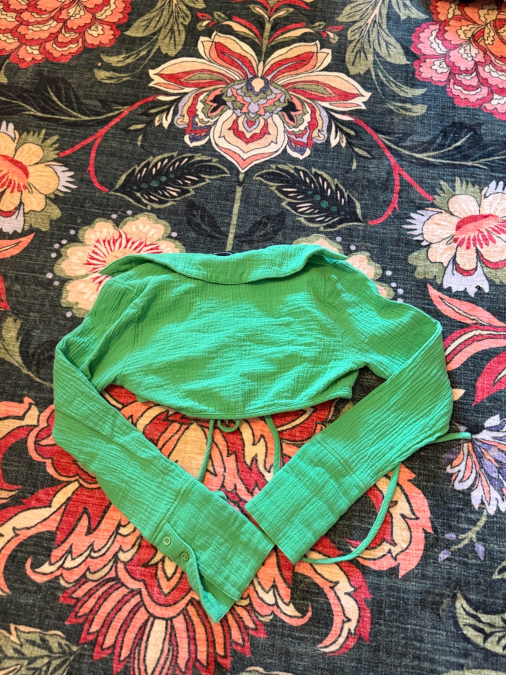 3/$25 💚 PrettyLittleThing Green Tie Front Crop Top Size 0 Y2K - Picture 5 of 5